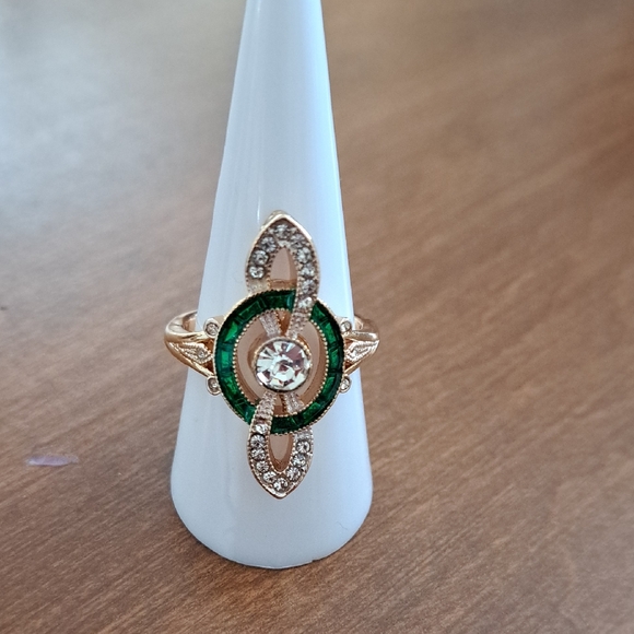 Jewelry - Elegant Gold and Green Ring 8